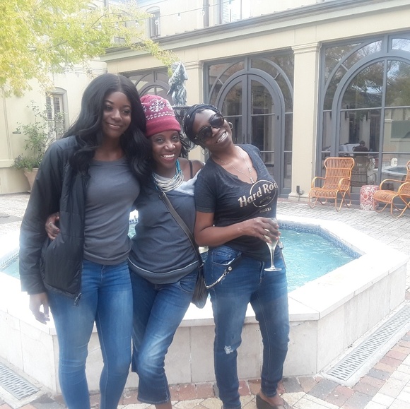 Meet your Posher, Elle - Picture 3 of 3